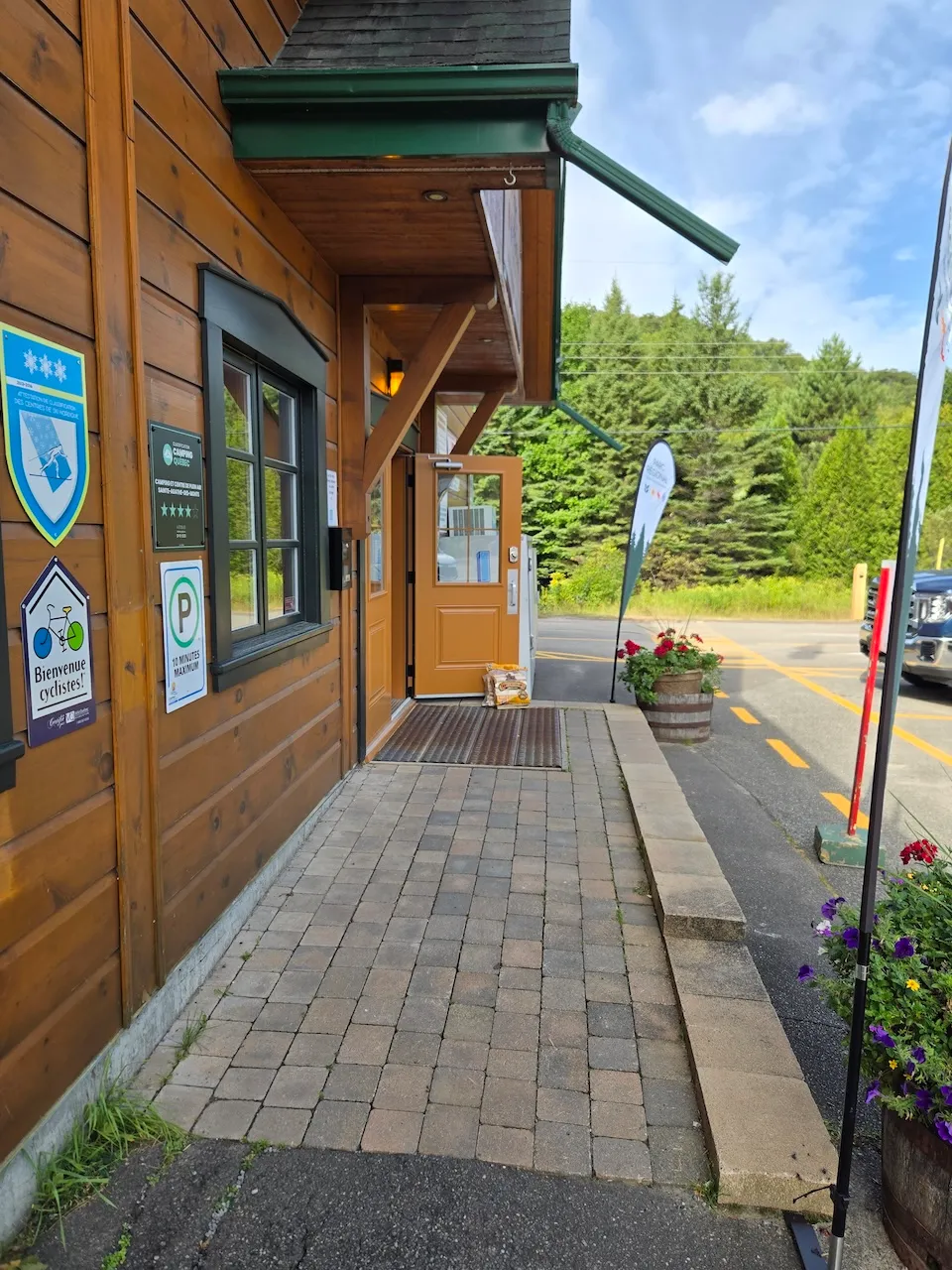 Rampe d'accès de l'entrée du bâtiment d'accueil du camping