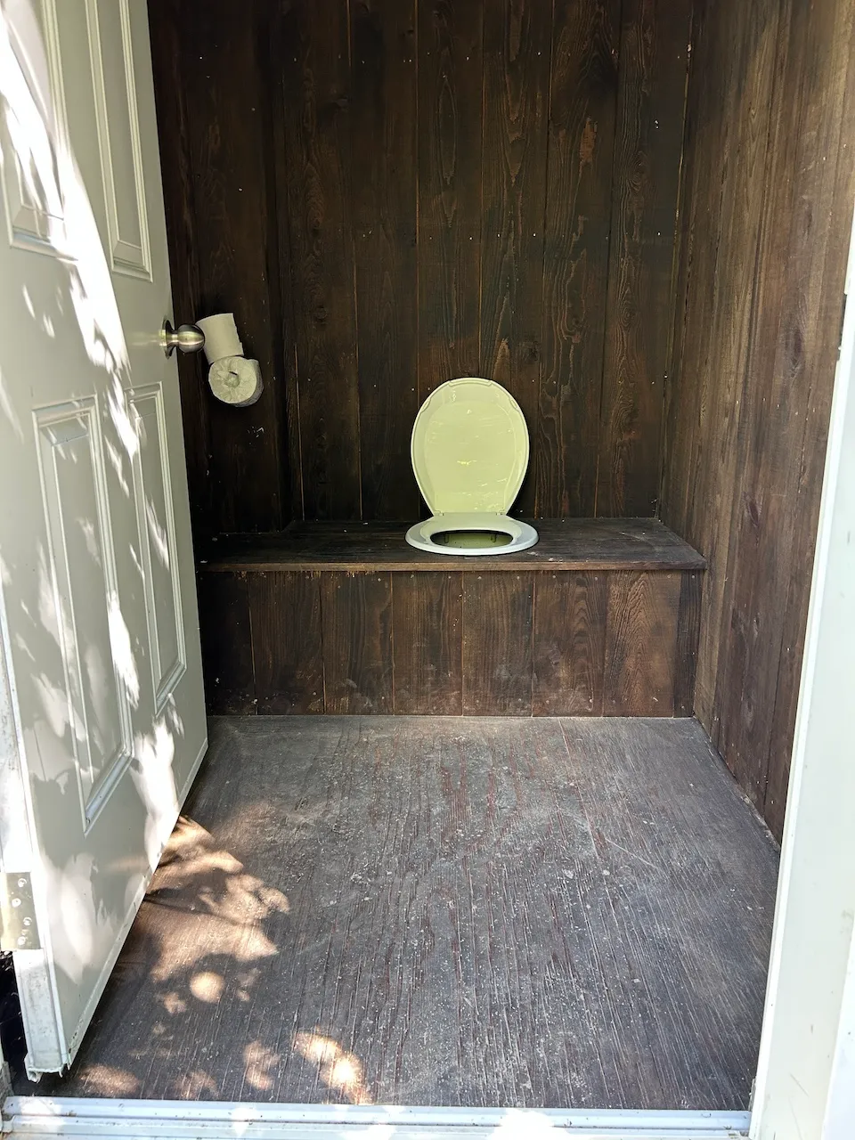 Toilette sèche près du pont suspendu
