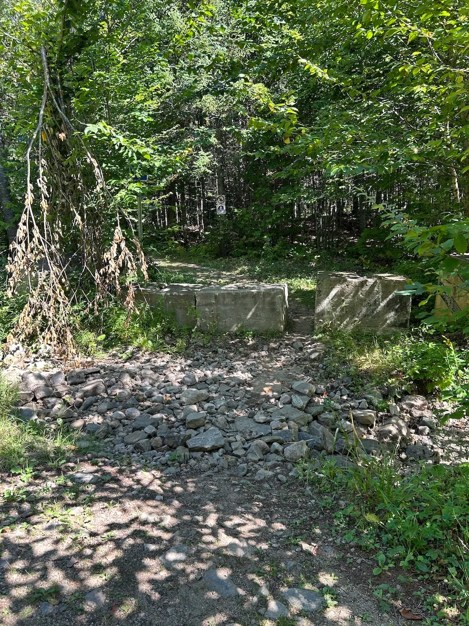 Entrée menant au sentier