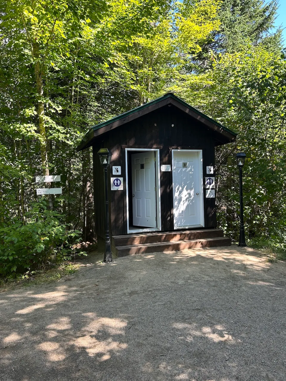 Toilettes sèches près du pont suspendu
