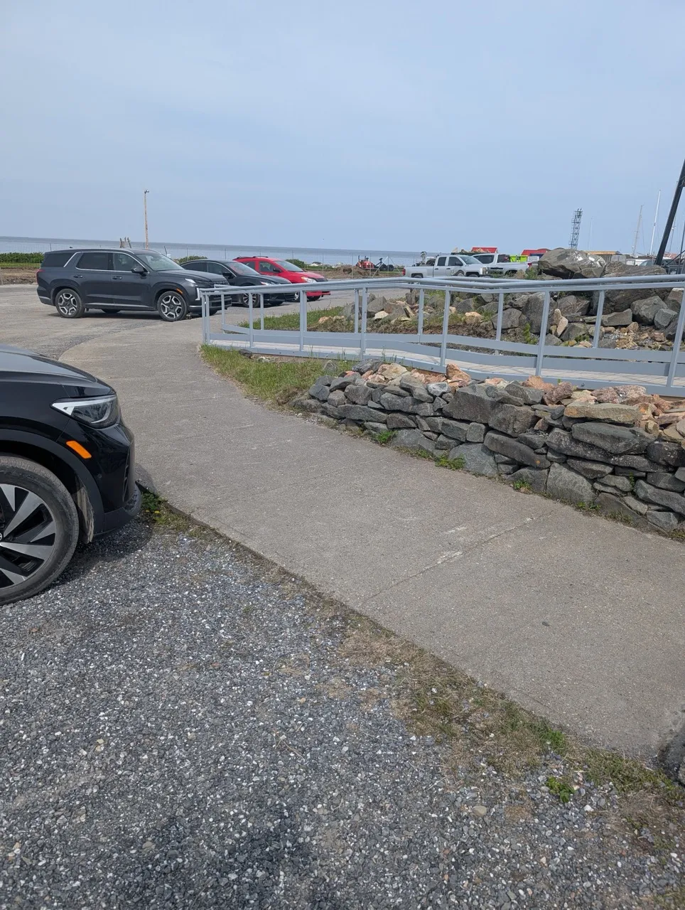 Allée menant à la rampe d'accès depuis le bateau de trottoir