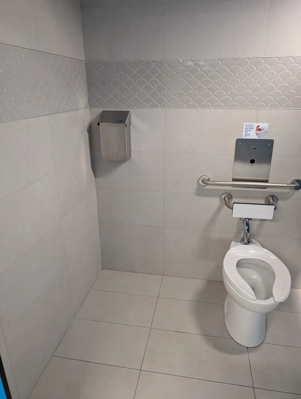 Cabine de toilette accessible - zone de transfert