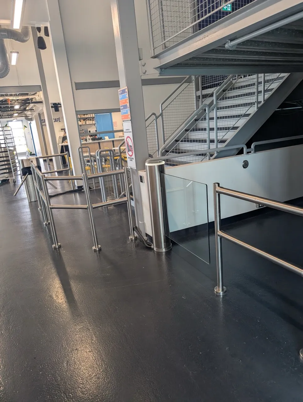 Accès aux étages par les escaliers ou les rampe d'accès