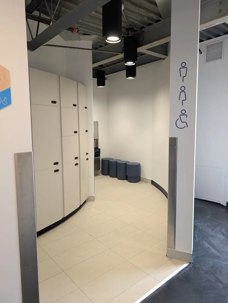 Accès aux salles de toilette et casiers