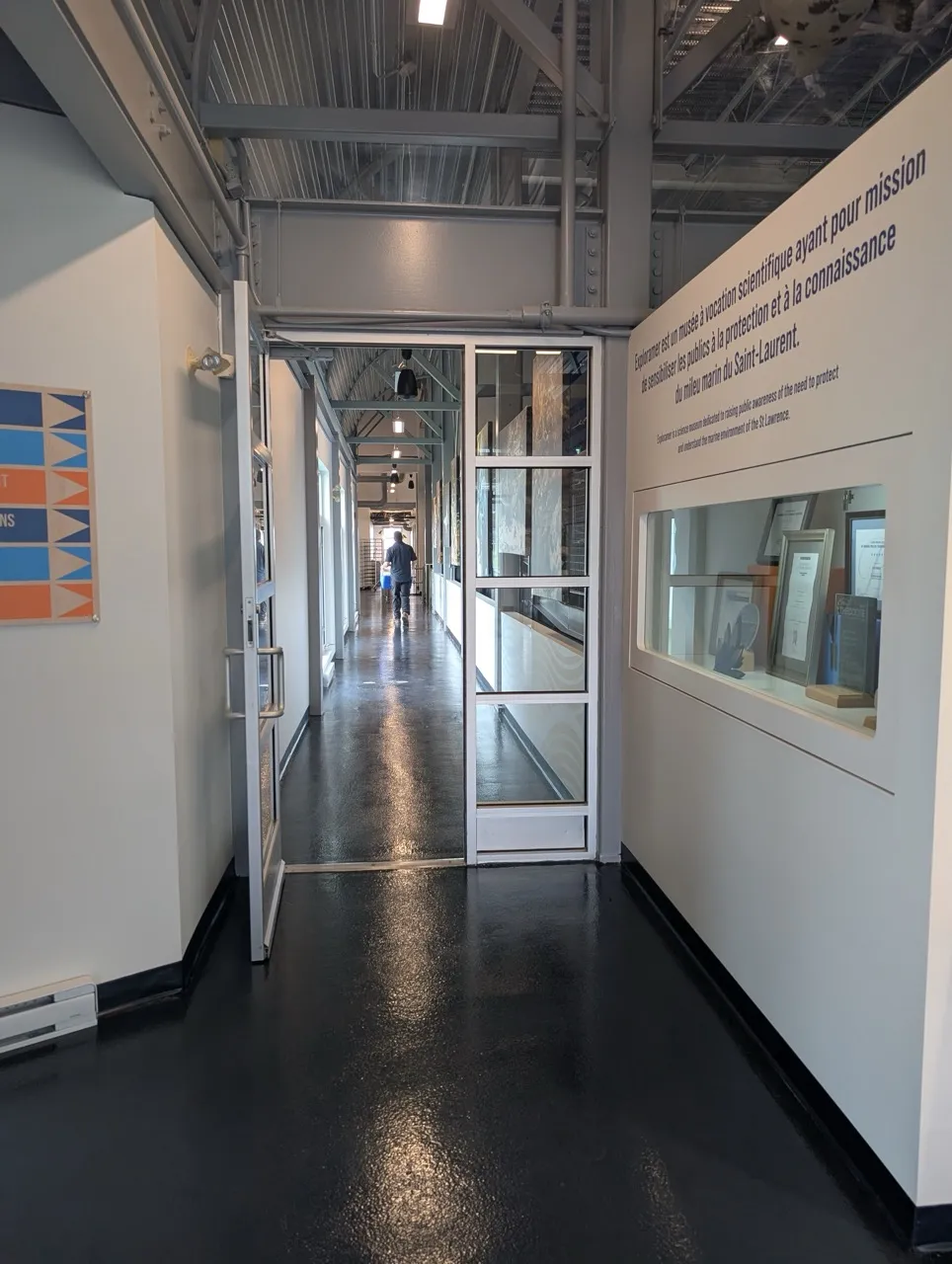 Corridor de circulation entre l'accueil et les salles d'exposition