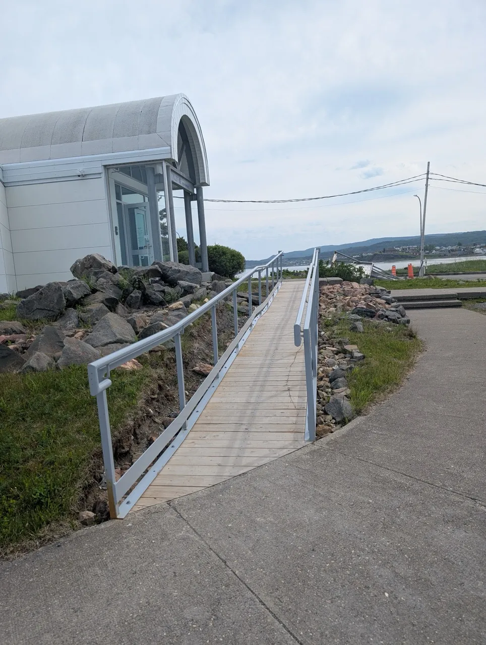 Entrée par la rampe d'accès