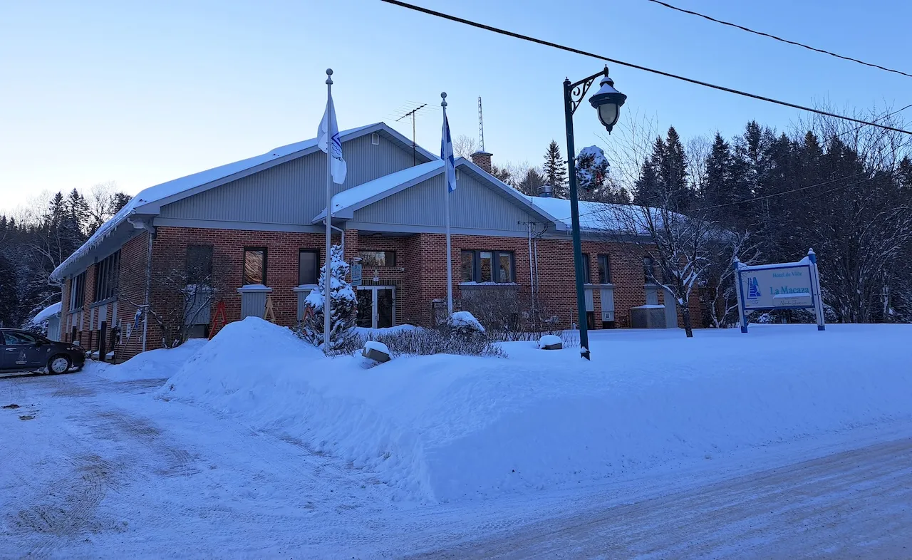 La Macaza City Hall / Nicole-Jasmin Library