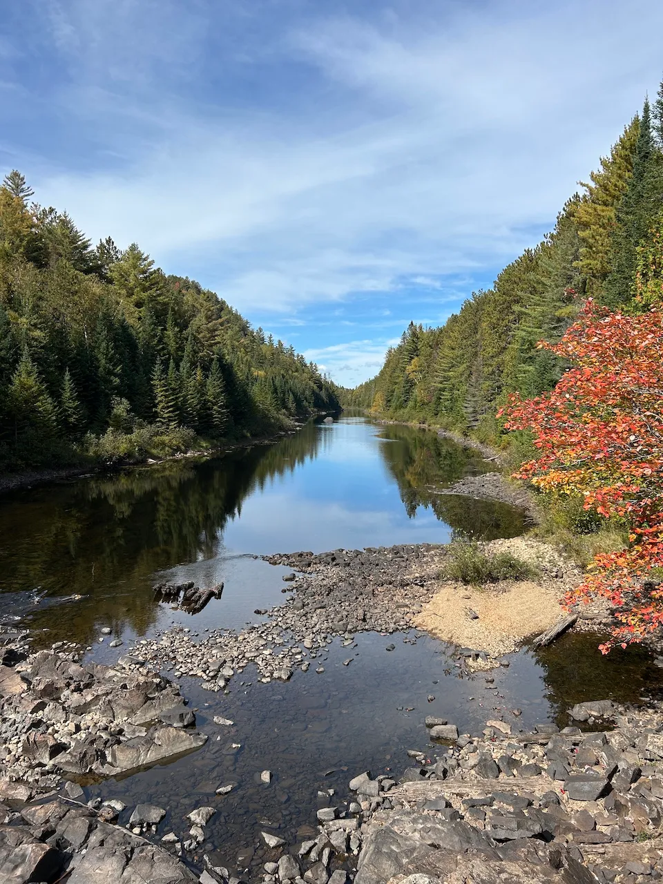 Vue sur la rivière Ouareau, depuis le pont suspendu