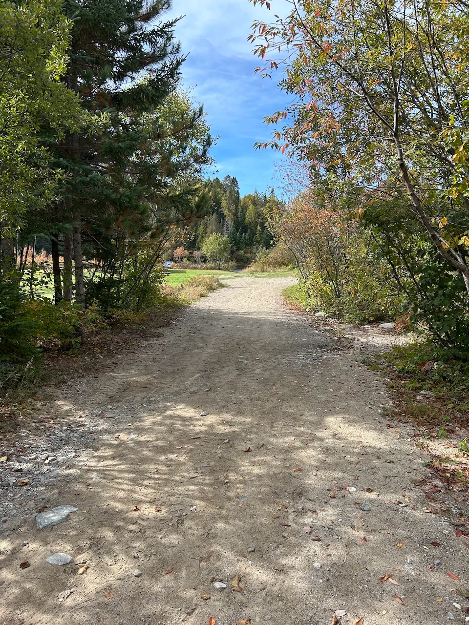 Sentier menant à la rivière Ouareau et à l'aire de repos