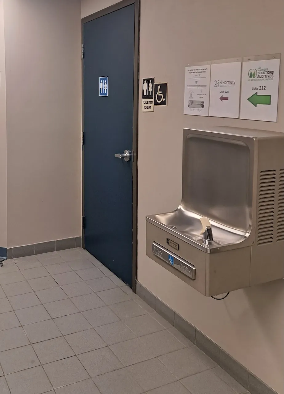 Salle de toilette universelle et fontaine à boire
