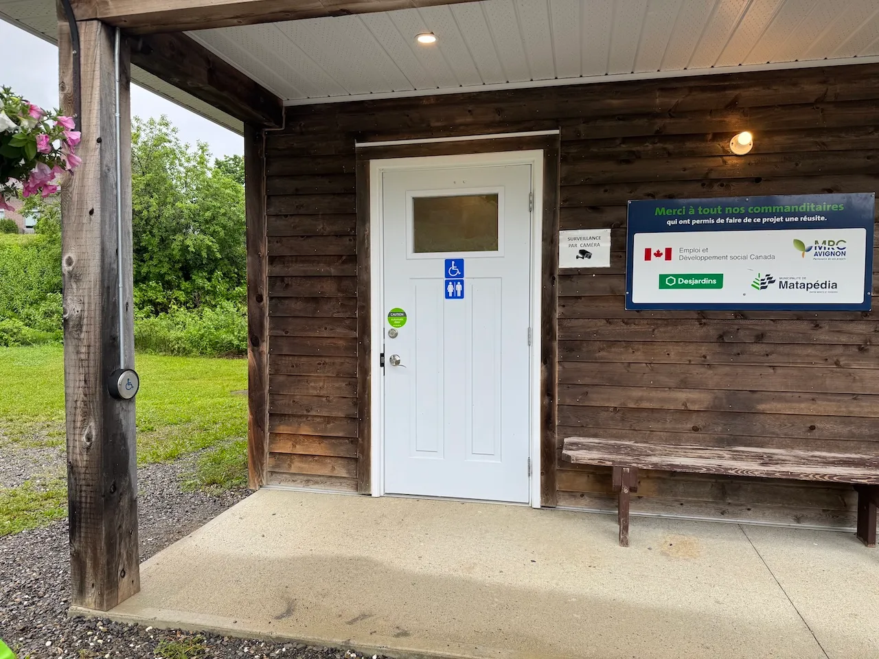 Entrée salle de toilette adaptée