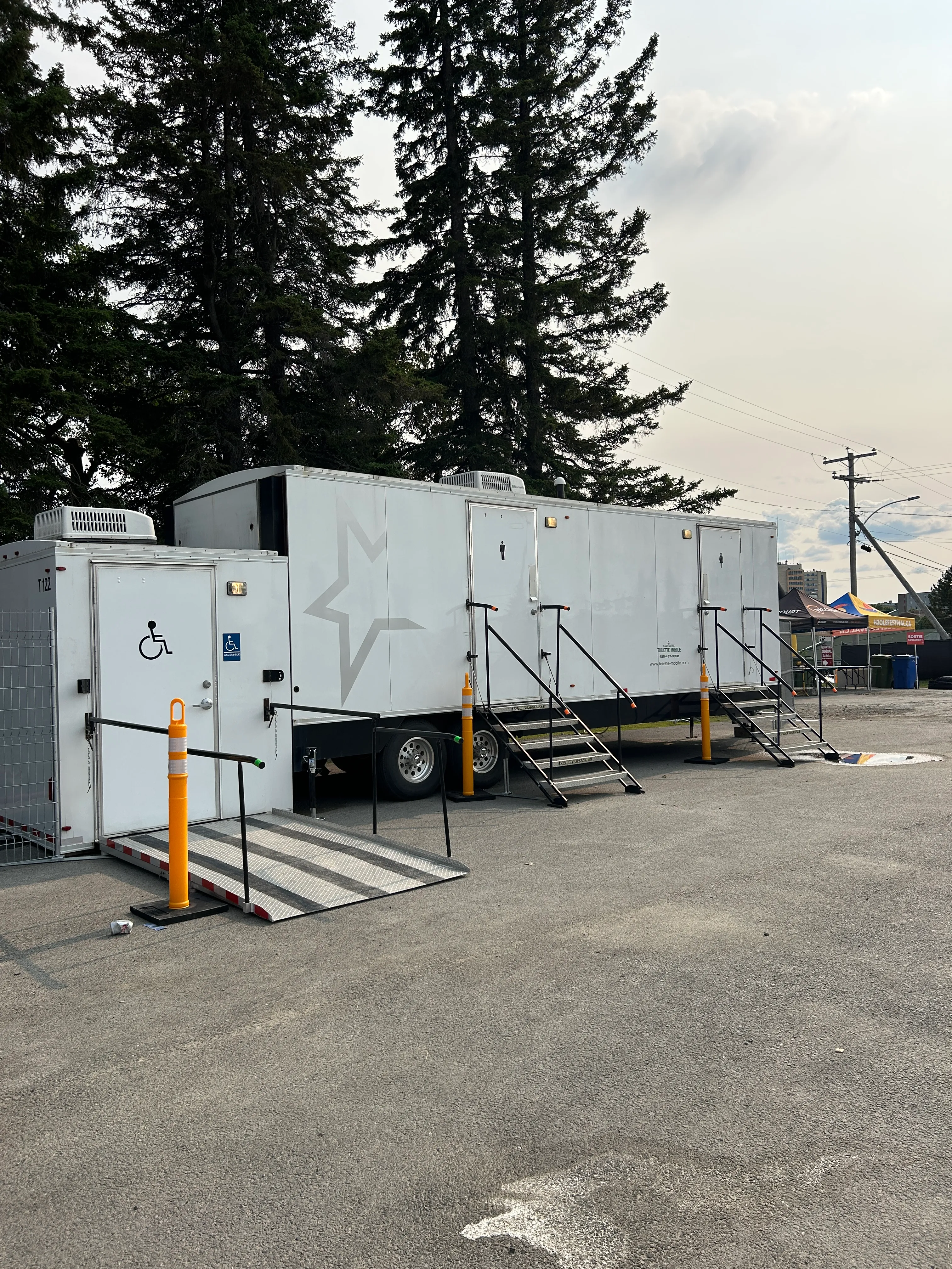 Temporary toilet truck with accessible cabin