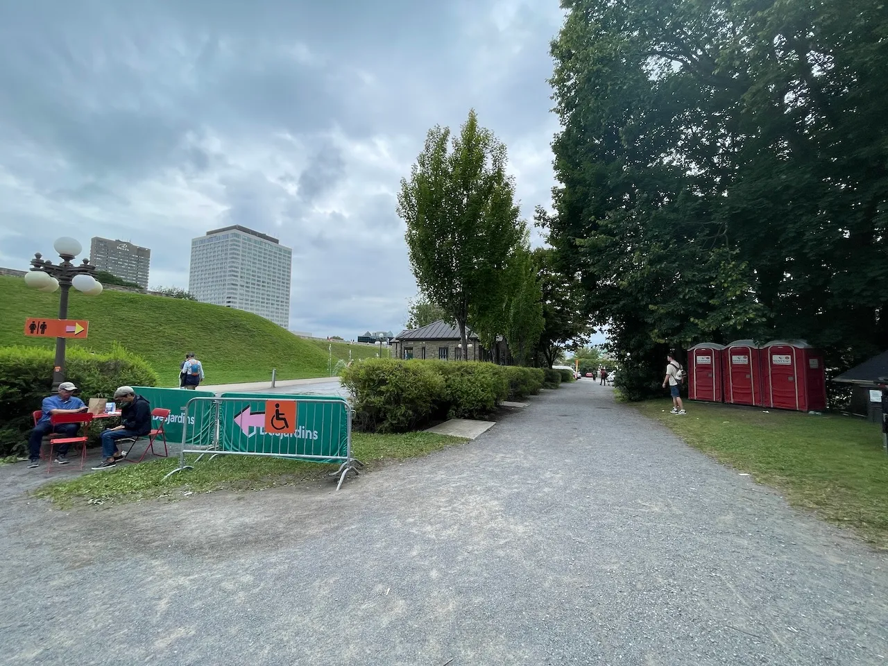 Salle de toilettes chimiques non accessibles