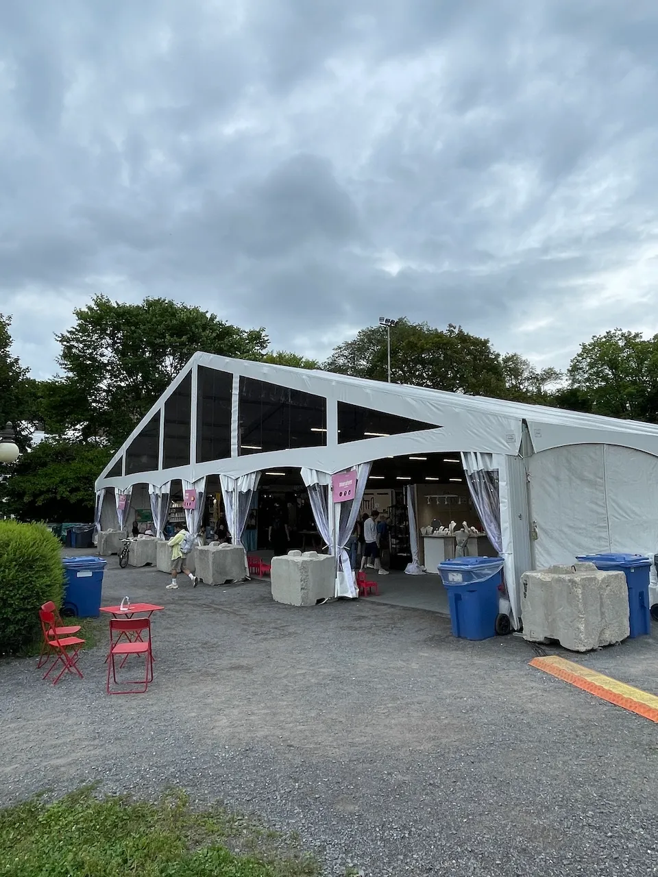 Accès au chapiteau près du stationnement