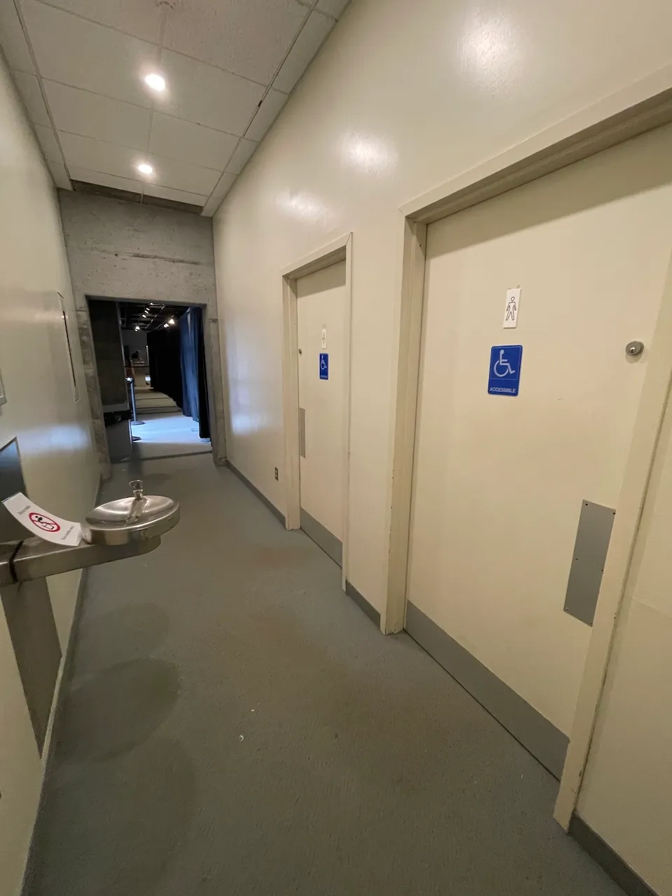 Portes des salles des toilettes