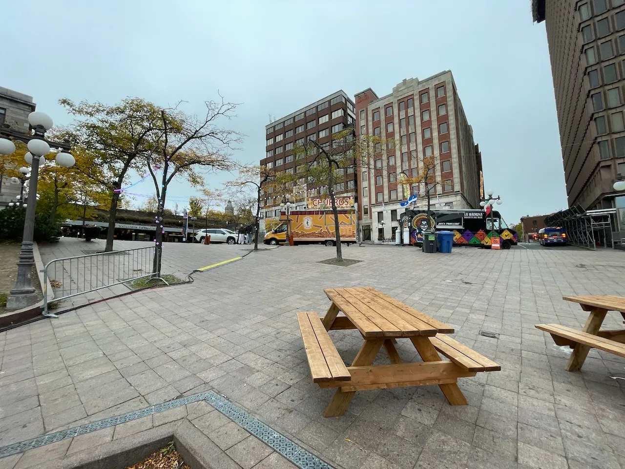 Place D'Youville - Tables and food trucks