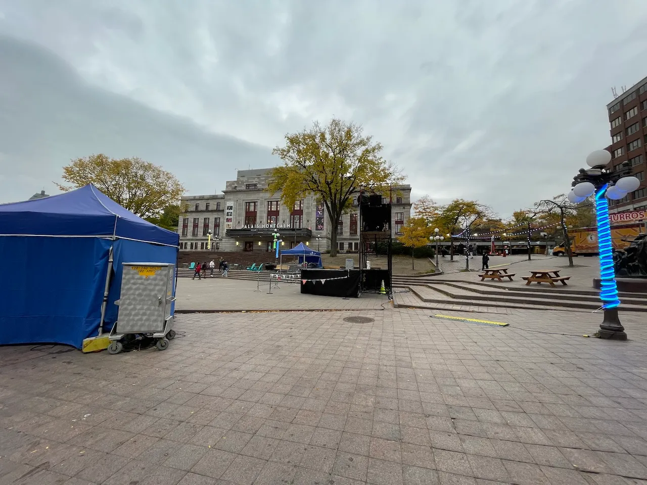 Place D'Youville - Side view of the stage