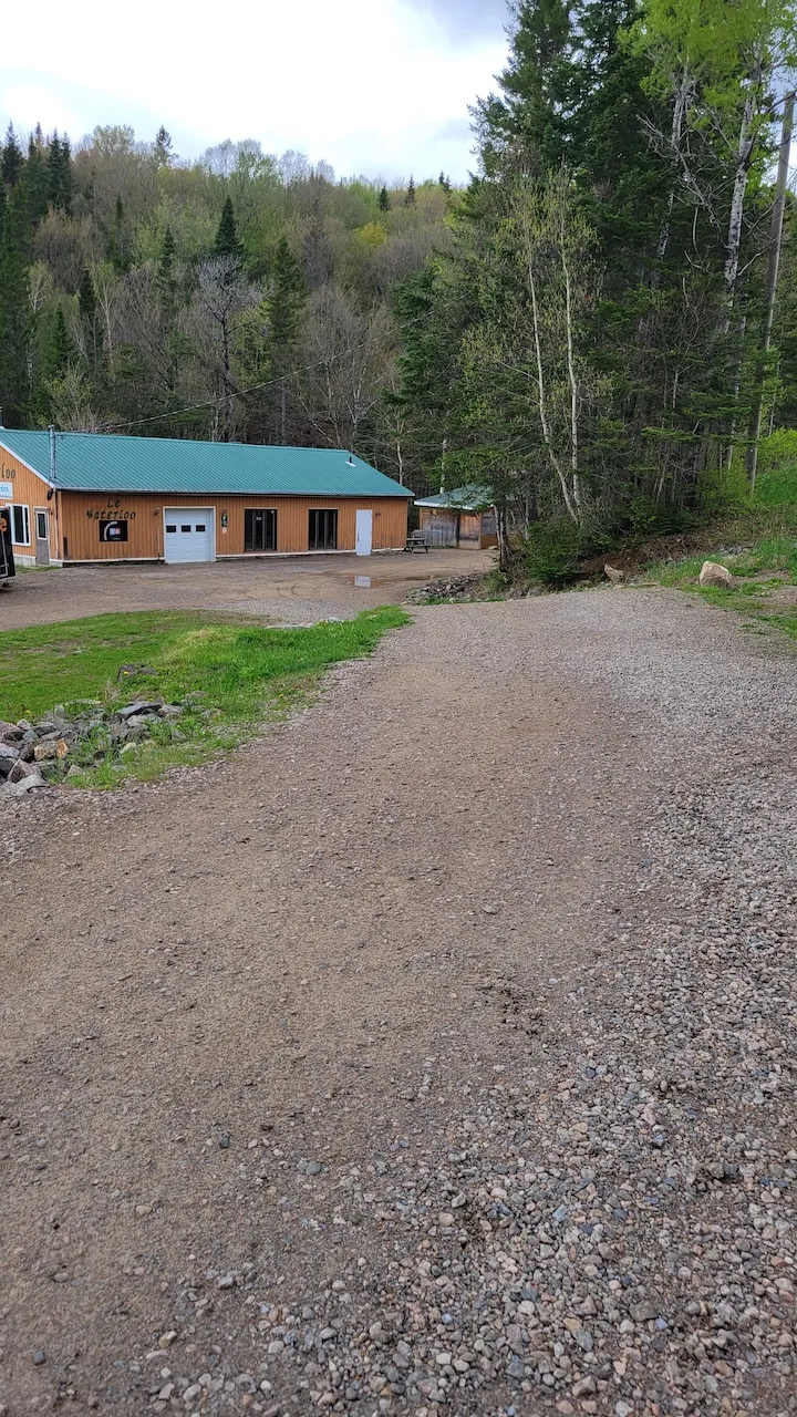 Allée menant au Pavillon Waterloo à partir du bâtiment d'accueil