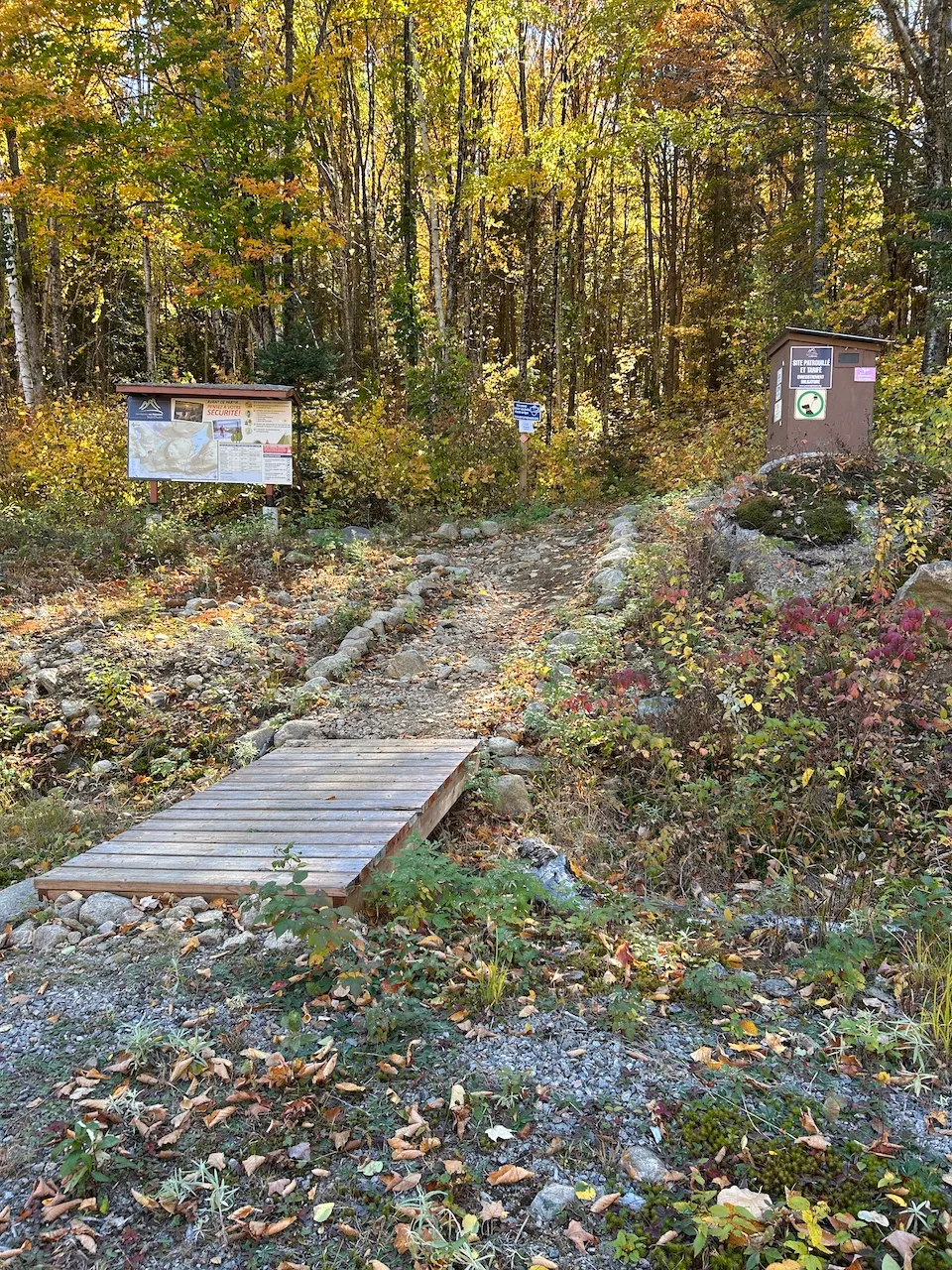 Start of the Lac Lazare trail towards Lac Jérôme