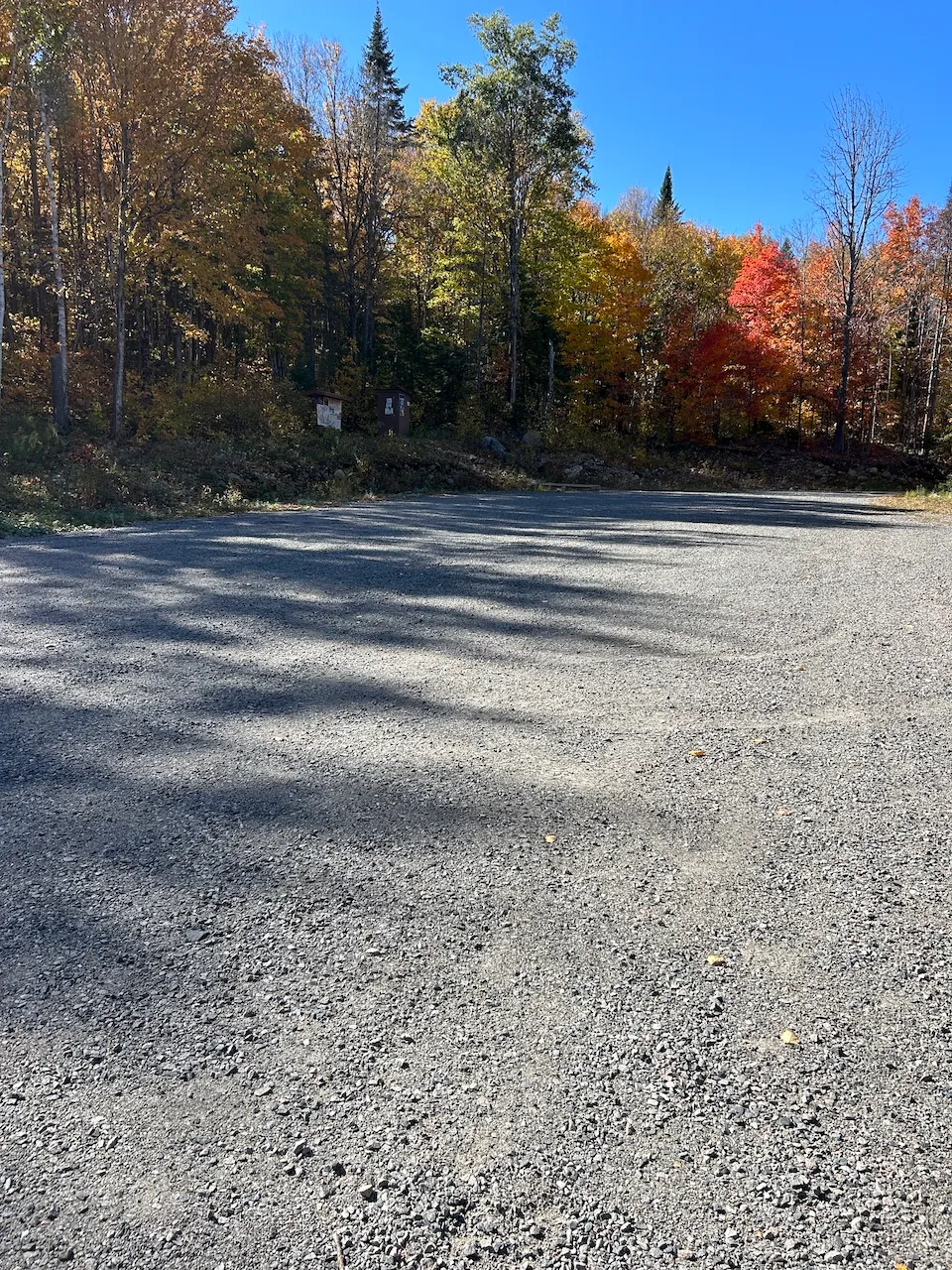 Parking near the Lac Lazare trail