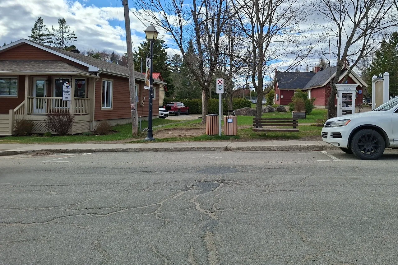 Été - Stationnement réservé : sur rue