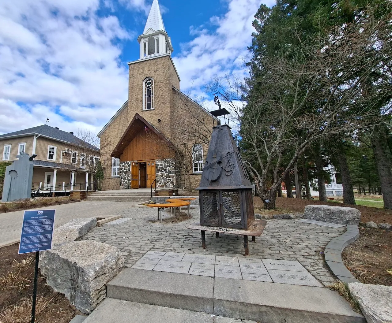 Summer - Landmark 11 : Val-David Church