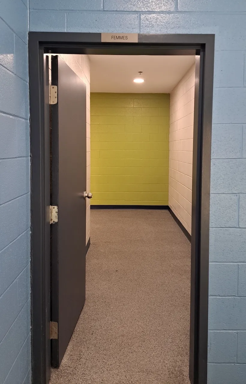 Ground floor - Restroom - Women