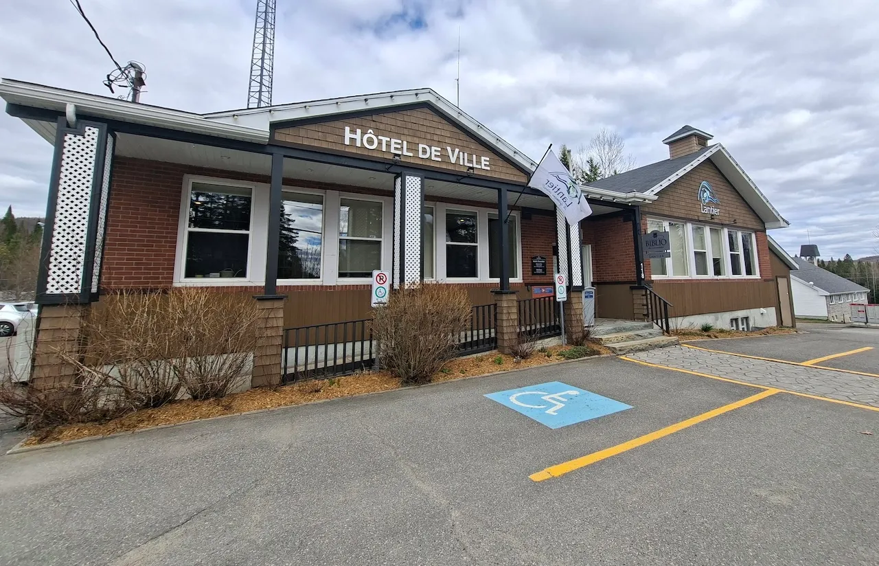 Summer - Landmark 7 : Town Hall of Lantier