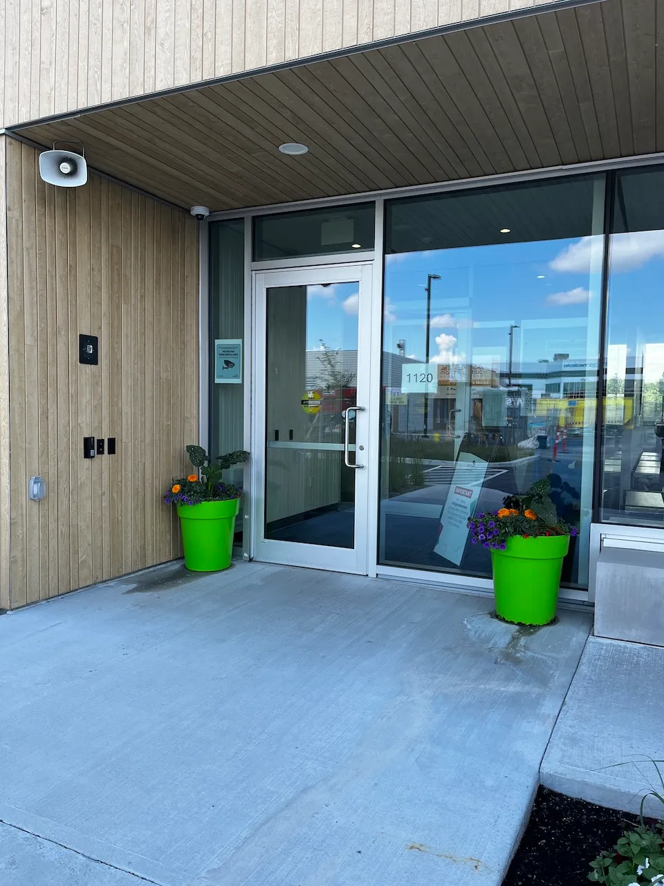 Entrée principale - côté stationnement