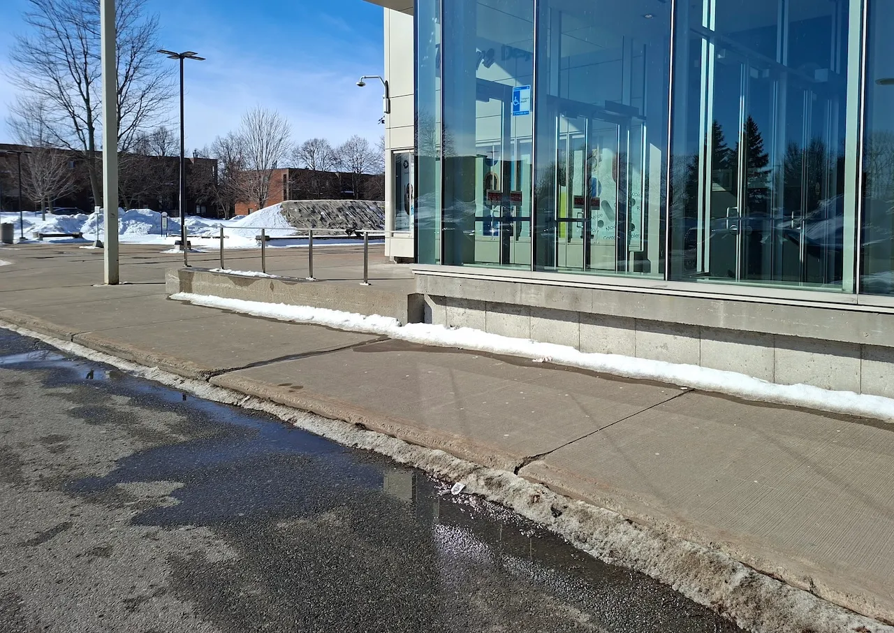 Cégep André-Laurendeau / Théâtre Desjardins (Door 6) - Official drop-off zone
