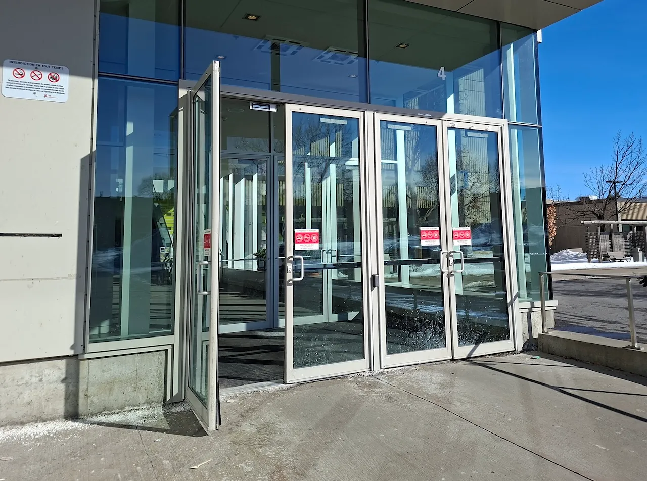Cégep André-Laurendeau / Théâtre Desjardins (Door 6) - Outdoor entrance