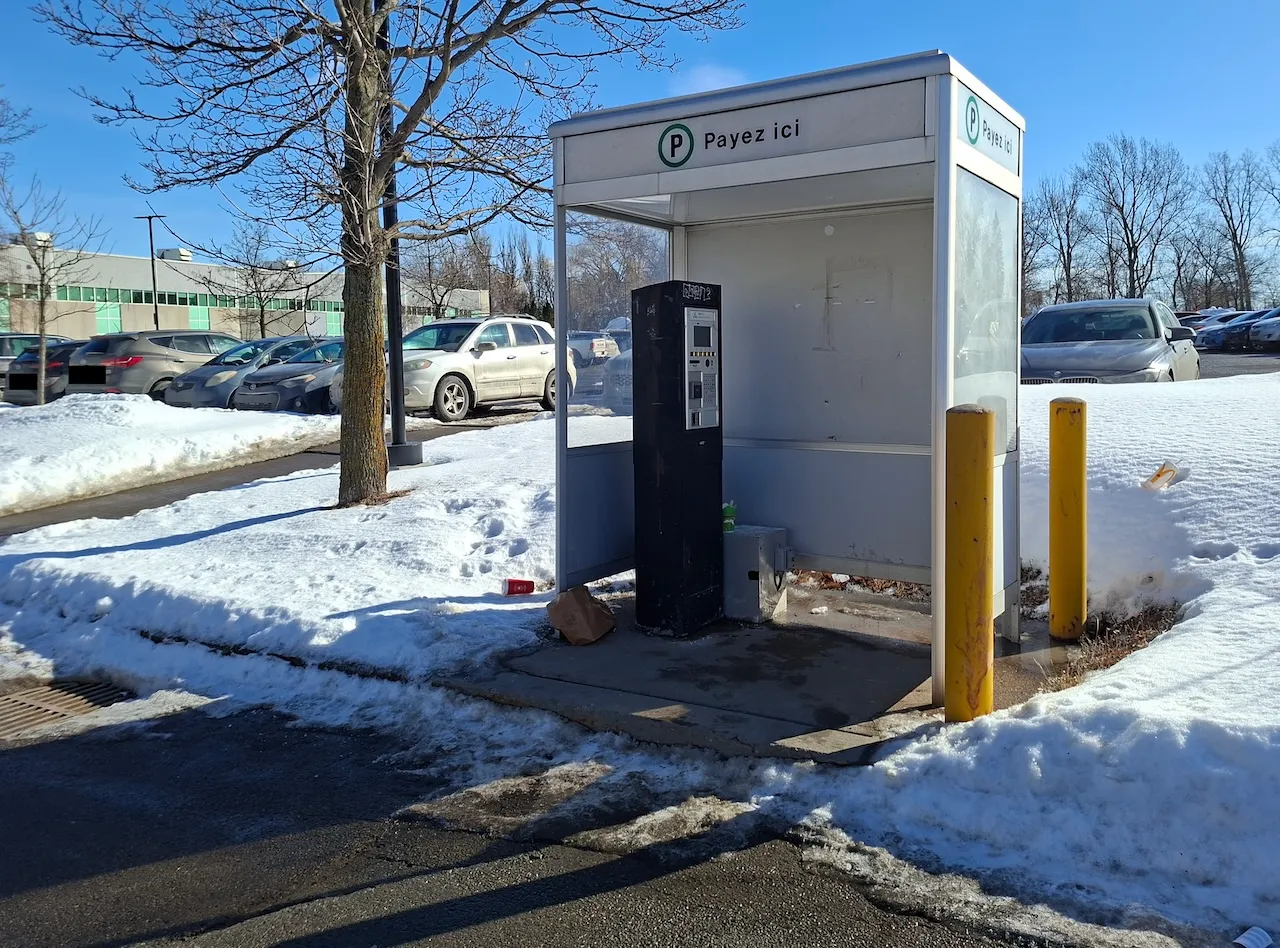 Cégep André-Laurendeau / Théâtre Desjardins (Door 6) - Payment terminal