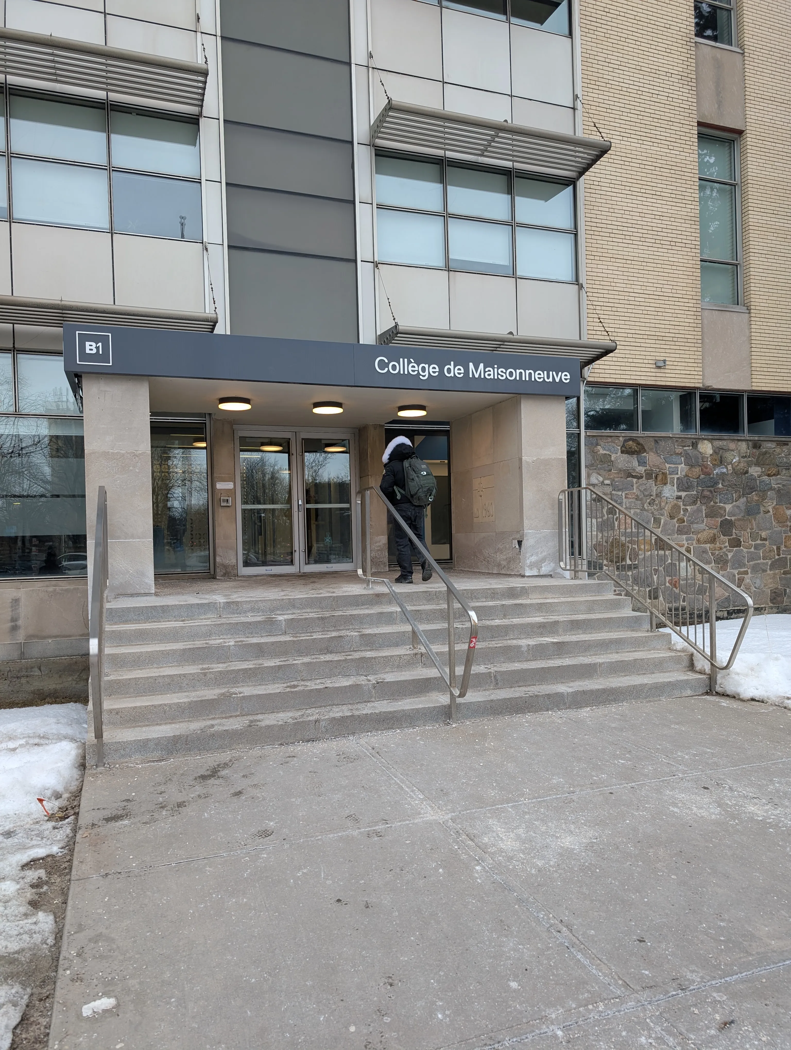 Entrance on the side on Nicolet Street