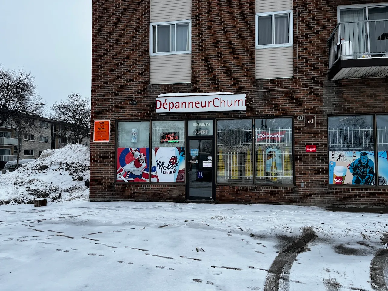 Stationnement à l'avant de l'établissement et entrée