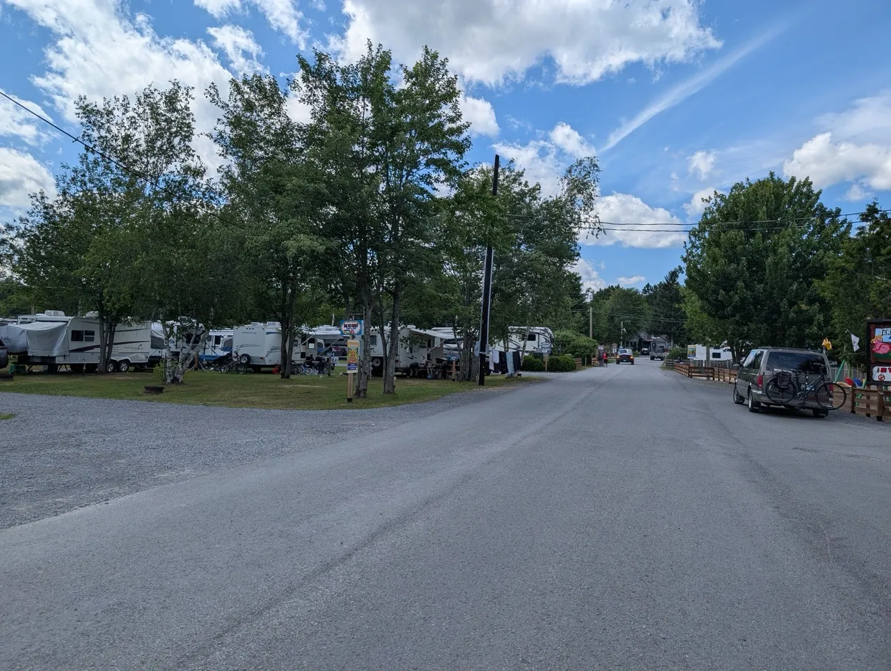 Chemin de circulation dans le camping