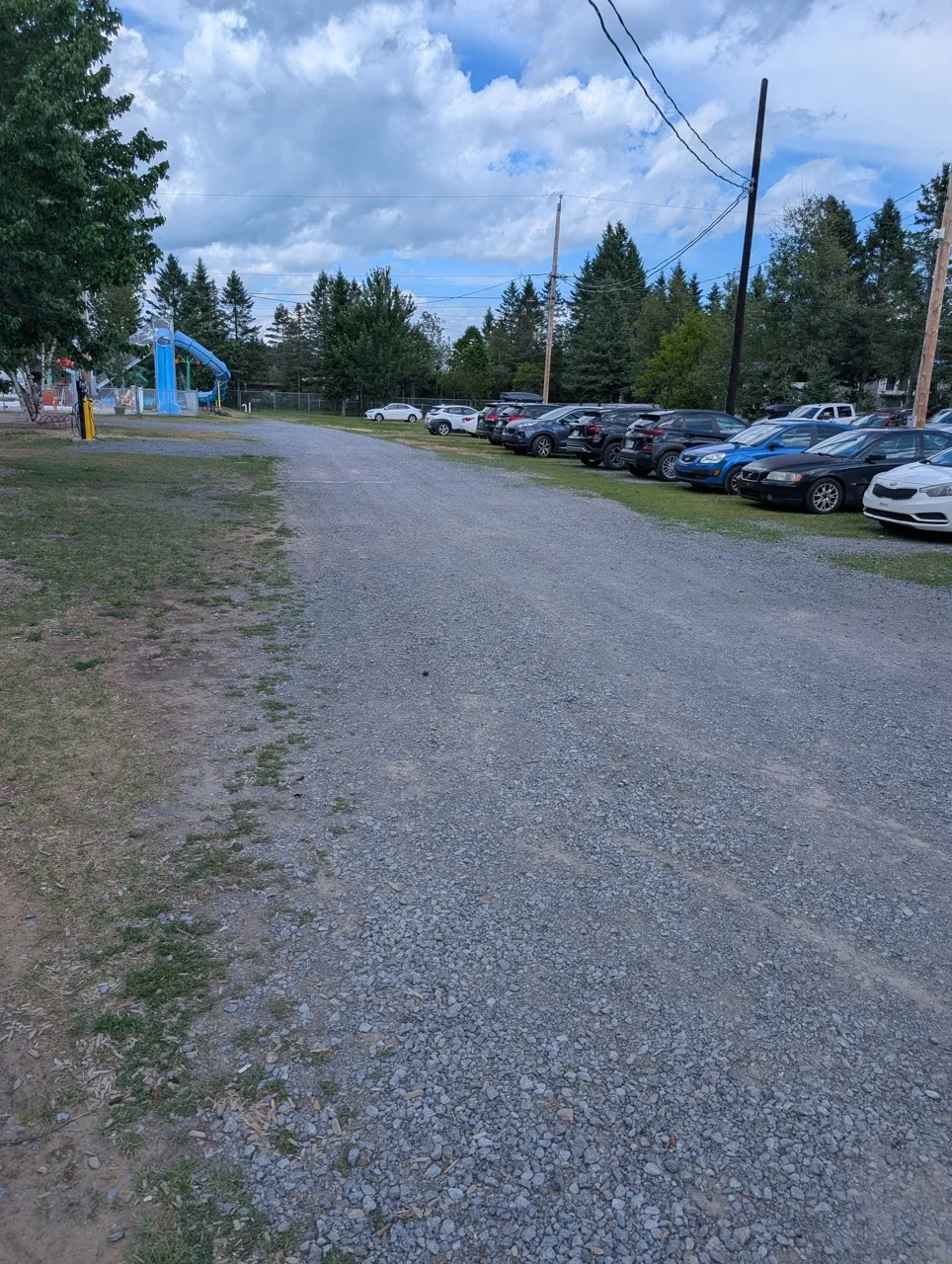Chemin d'accès menant à la piscine et aux jeux d'eau