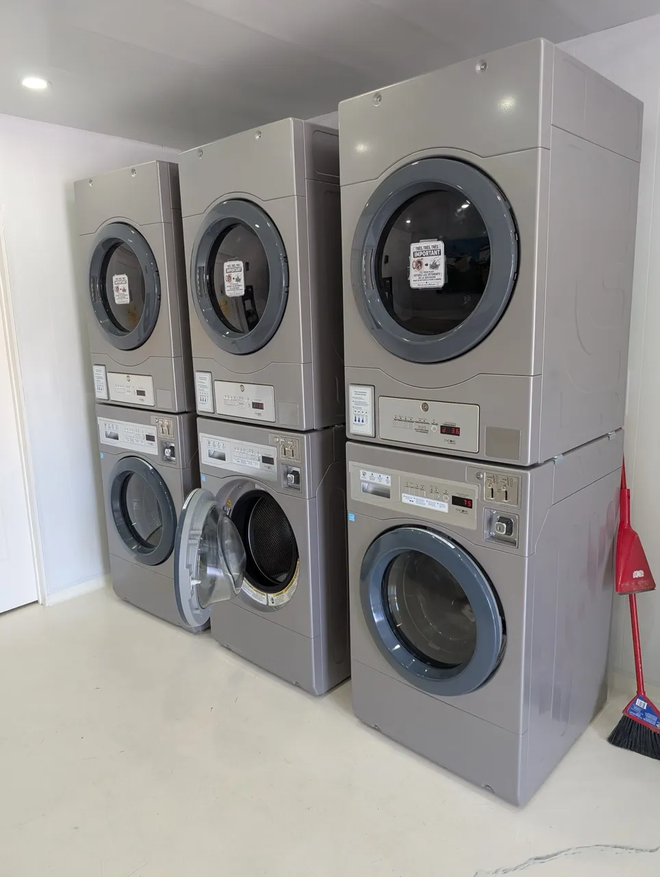 Machines de lavage (3 laveuses et 3 sécheuses)