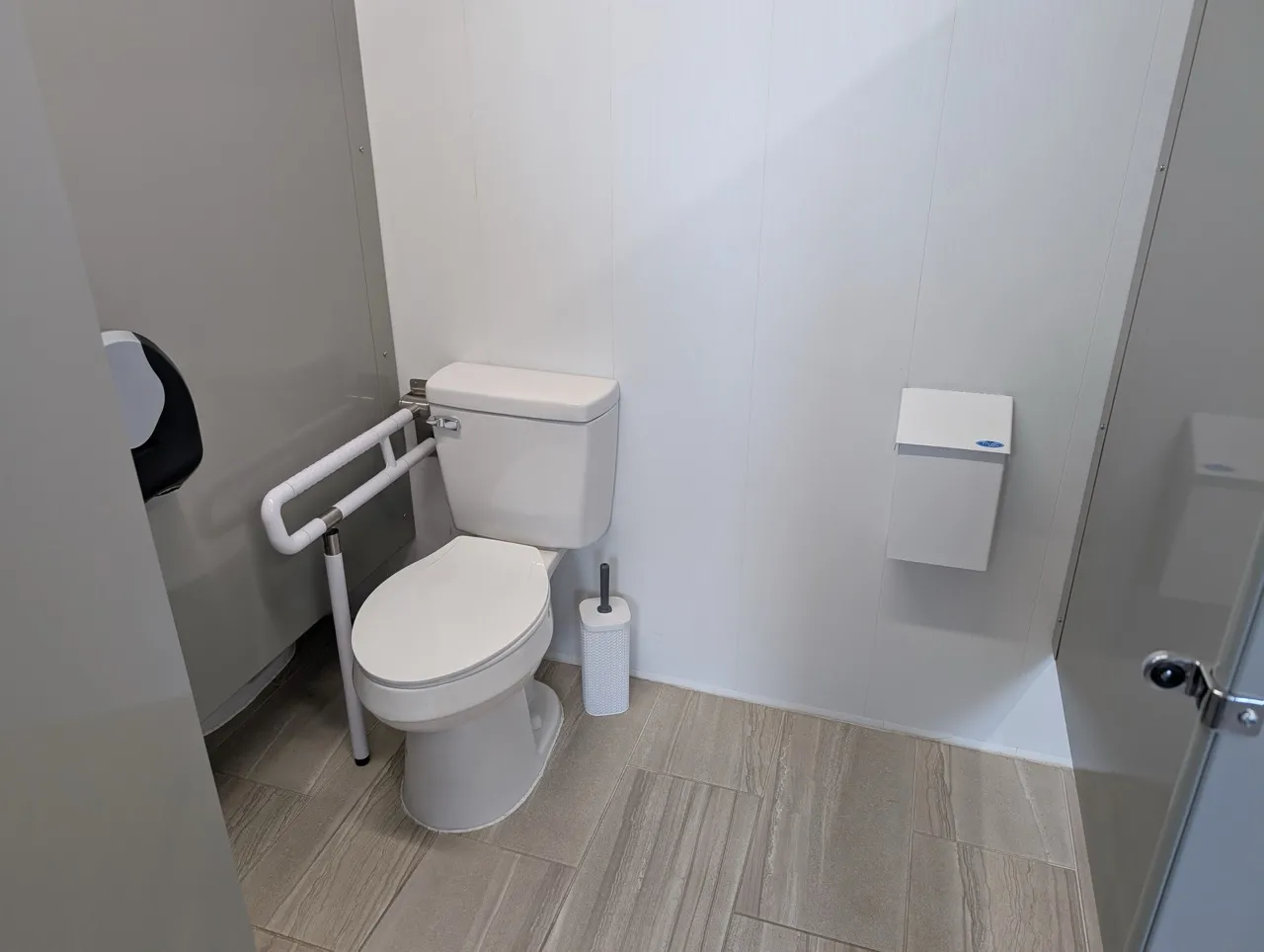Cabine de toilette accessible femmes