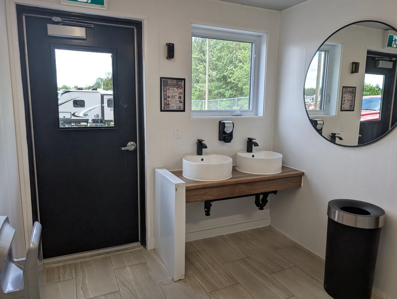 Lavabo de la salle de toilette femmes