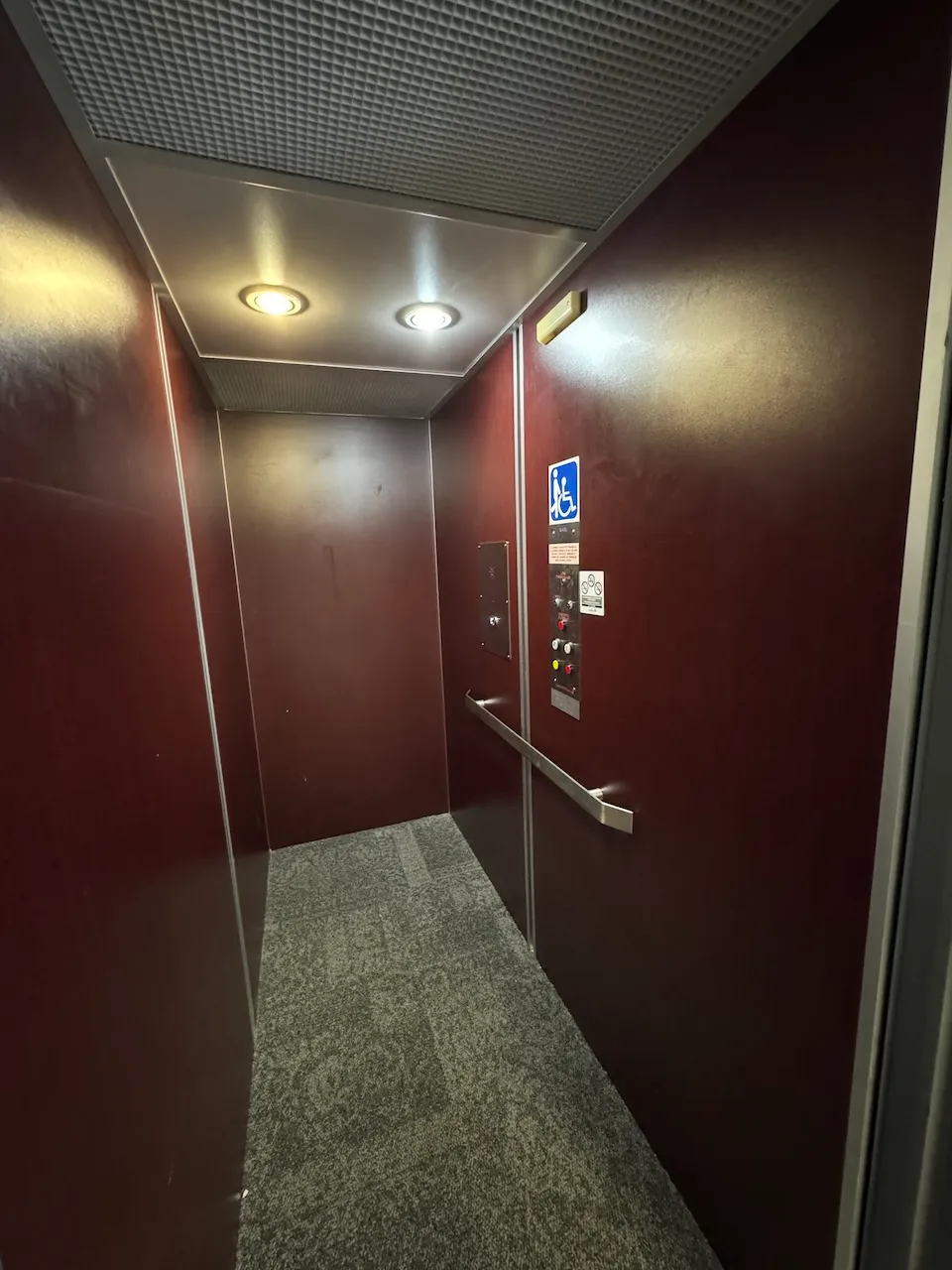 Ascenseur secondaire pour accès aux chambres adaptées au 2e étage