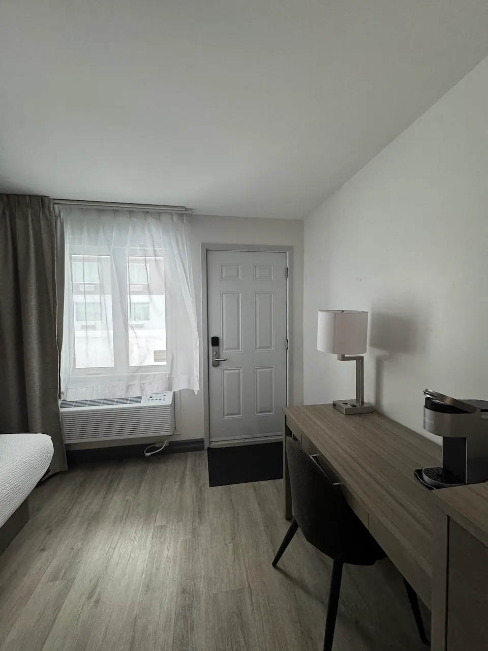 Chambre #135 - Porte vers l'extérieur