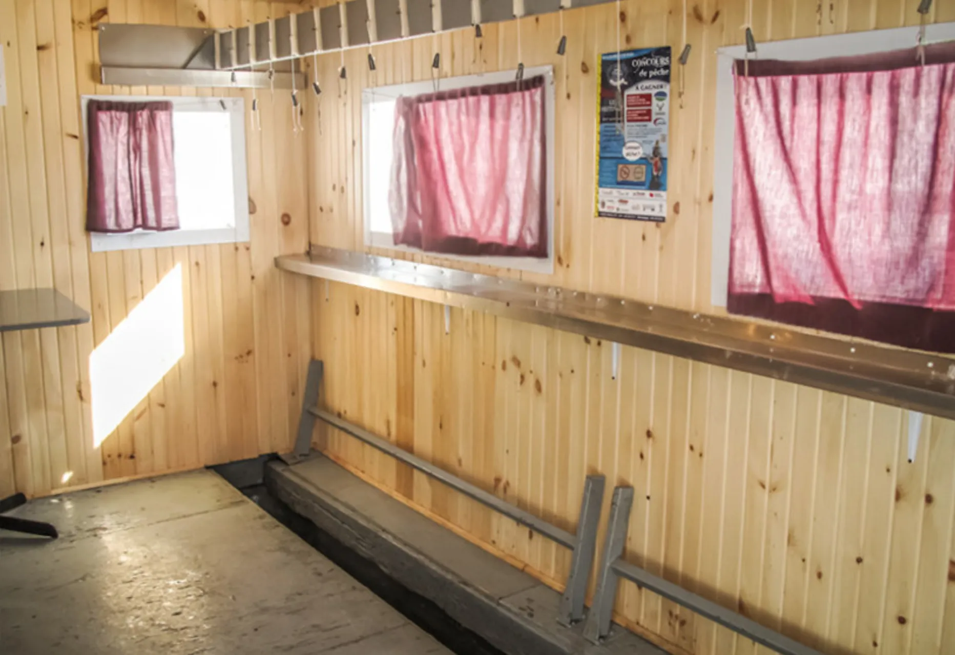 Intérieur du cabanon de pêche centre de pêche Marchand