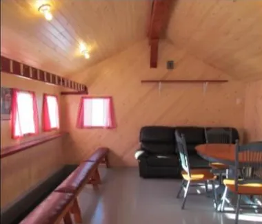 Intérieur des cabanons de pêche centre Mario Leduc