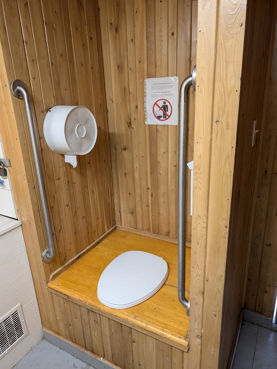 Cabine de toilette sur la rivière - cuvette