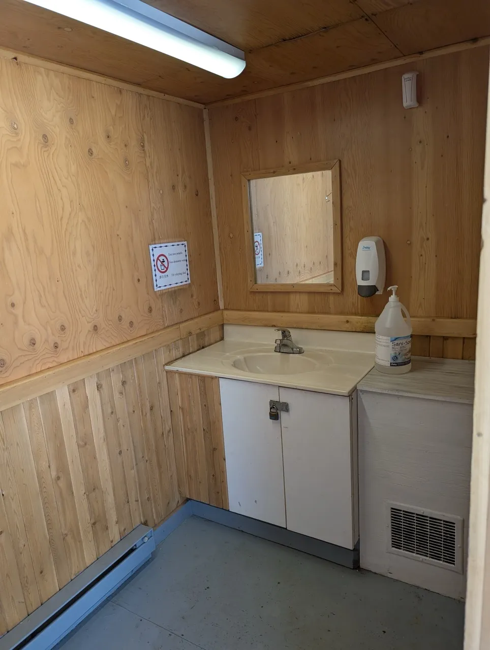 Cabine de toilette sur la rivière - lavabo