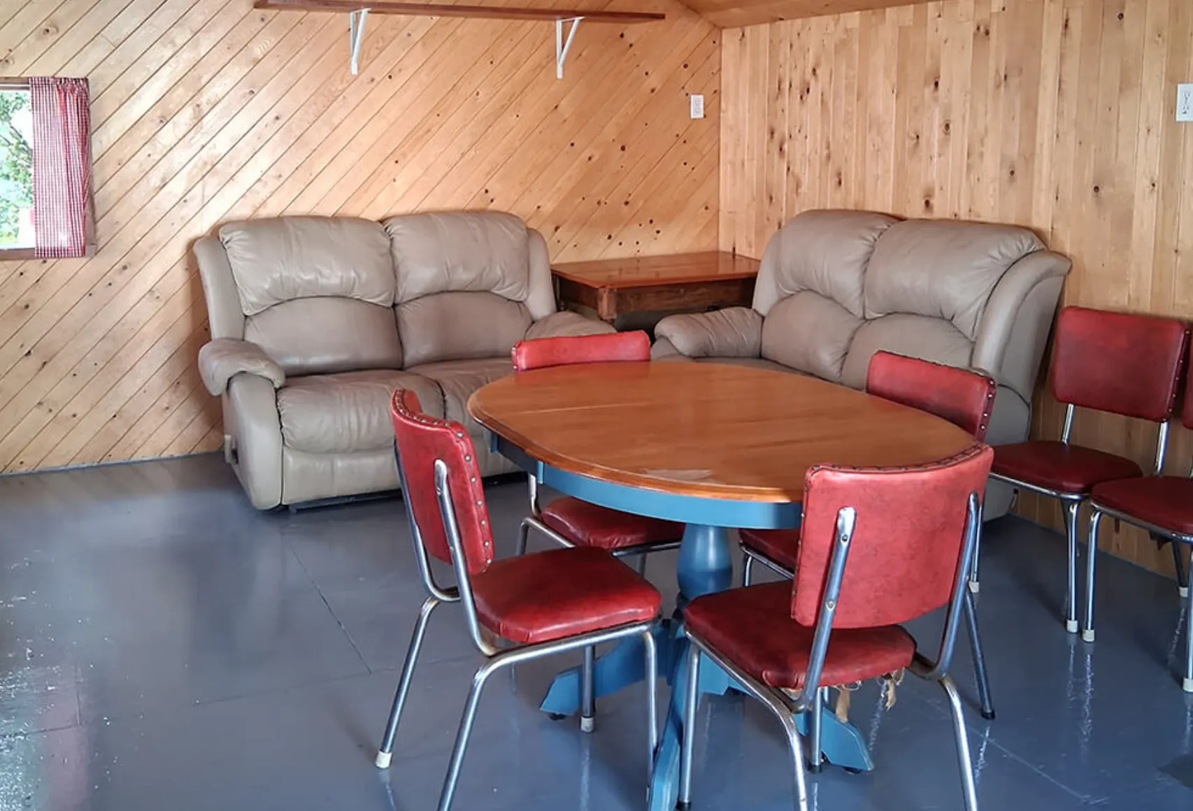 Intérieur des cabanons de pêche centre Mario Leduc