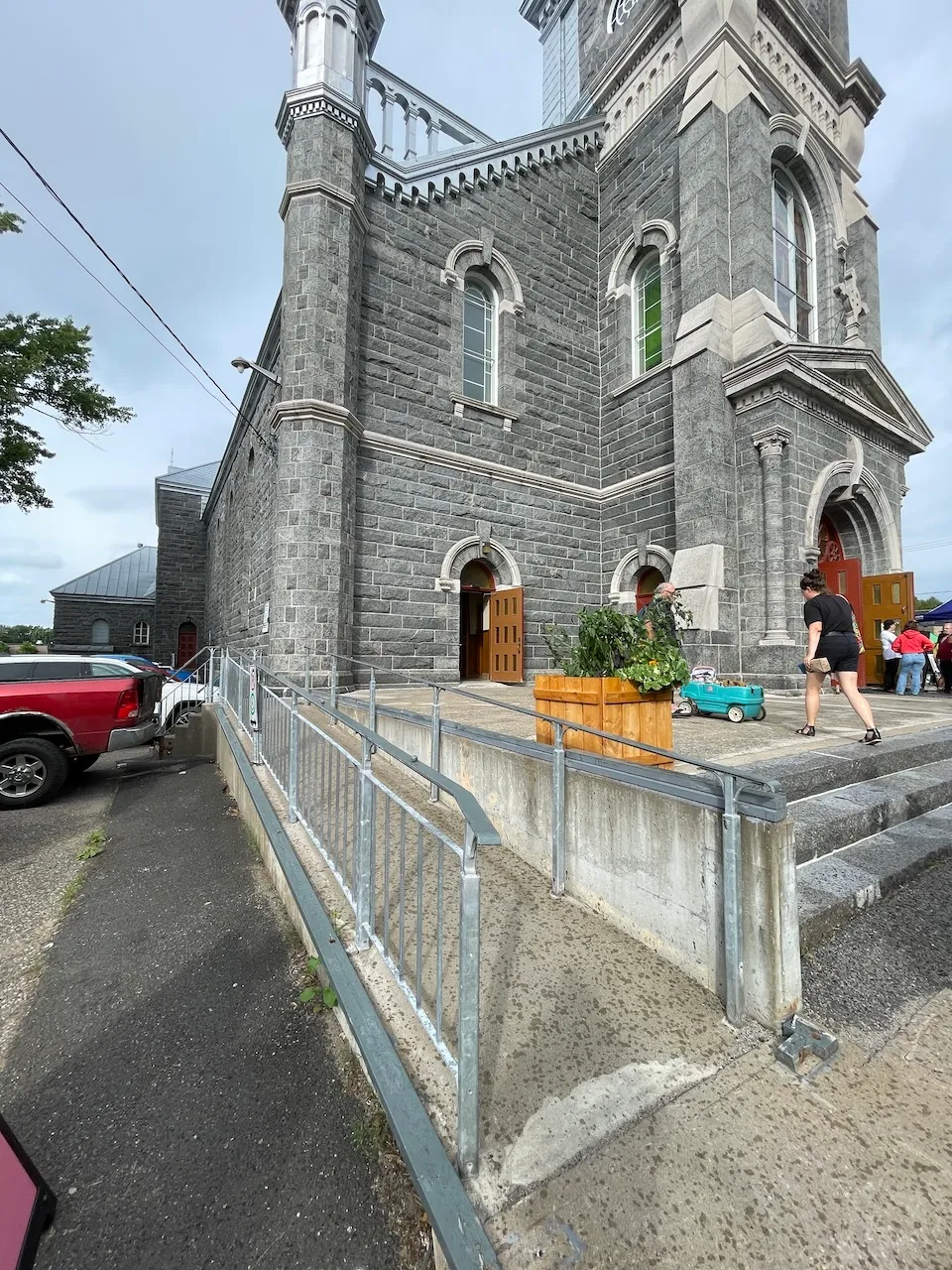 Rampe d'accès menant à la salle des toilettes de l'Église