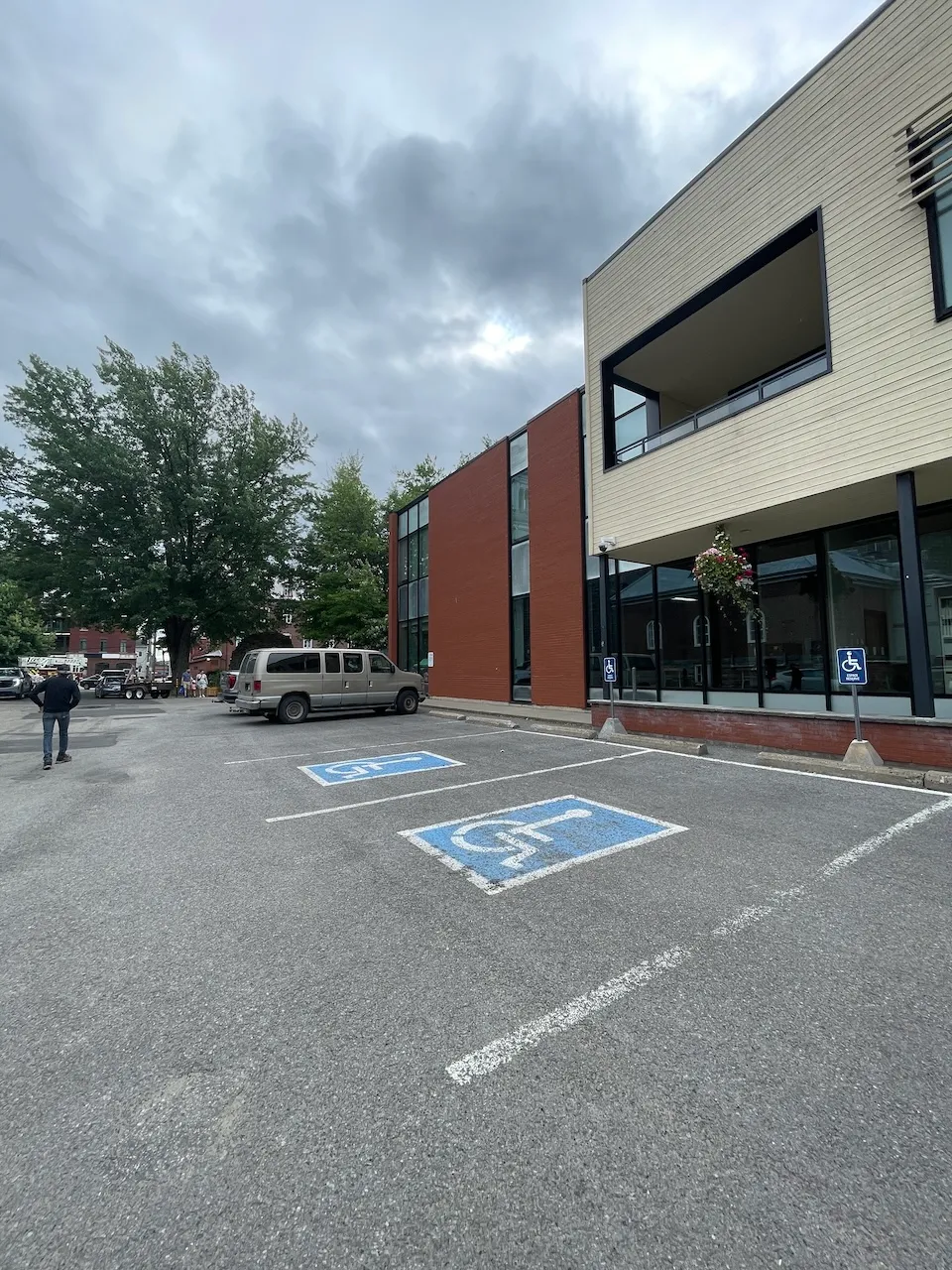 Espaces de stationnement réservés près du centre multifonctionnel