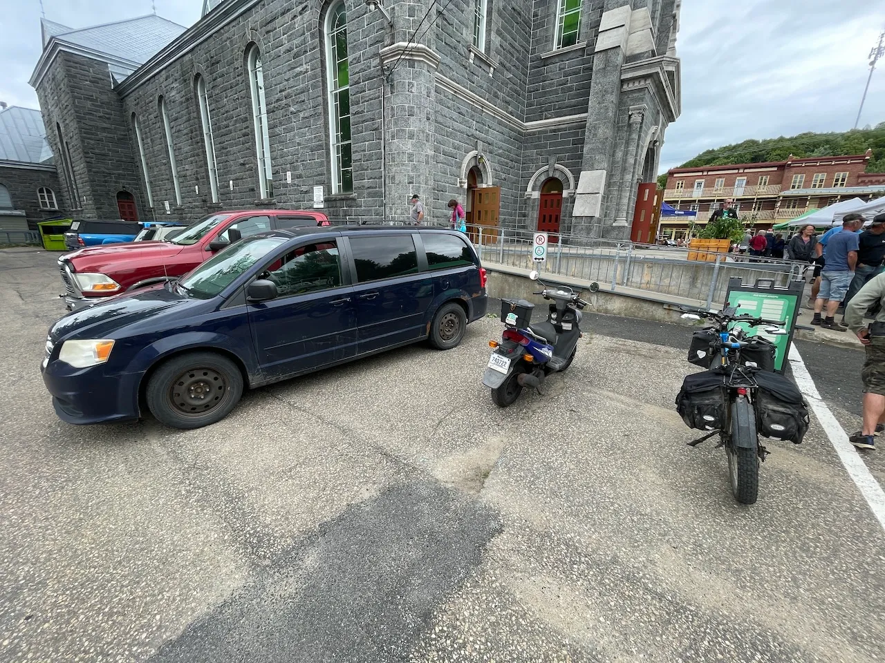 Espaces de stationnement réservés près de l'Église