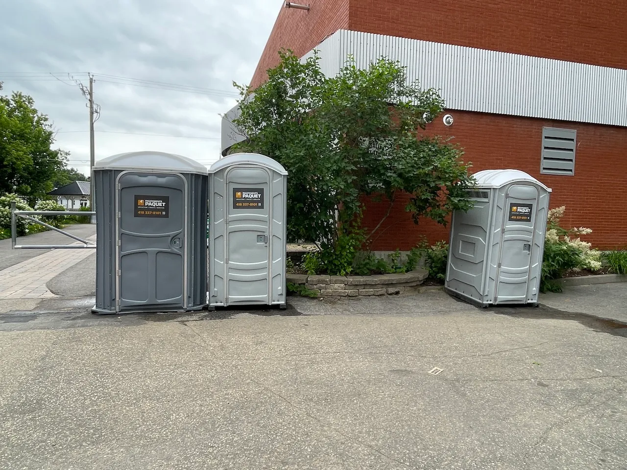 Toilette chimique adaptée près du centre multifonctionnel